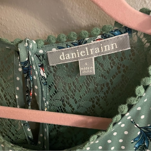 Daniel Rainn Sleeveless Floral Blouse - Picture 3 of 4